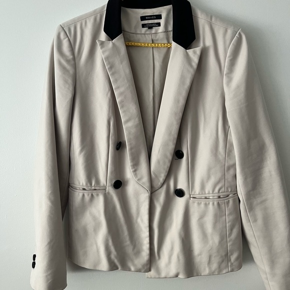 RW&CO. Jackets & Blazers - RW & Co Women’s Beige Blazer with Black Accents